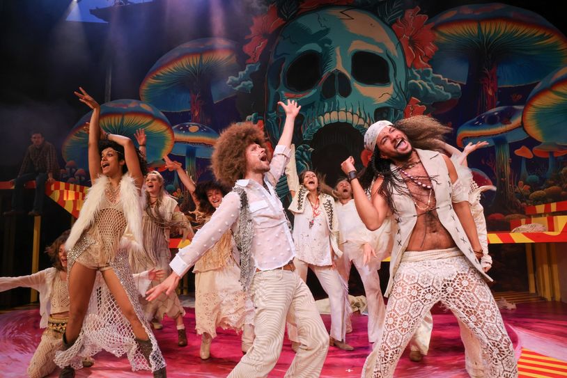 Flower-Power im Amphitheater. Das Musical Hair begeistert mit dynamischen Tanzeinlagen und Kulthits. V.l.v.: Cassandra Emilienne, Robert Eder und Anthony Curtis Kirby.