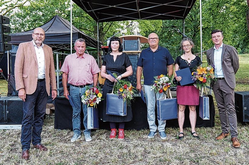 OB Olaf Raschke gemeinsam mit den diesjährigen Preisträgern des Ehrenpreises der Stadt Meißen Olaf Knofe, Katrin Markert, Wolfgang Röhr, Maria Fagerlund sowie Meißens Bürgermeister Markus Renner (v.l.).