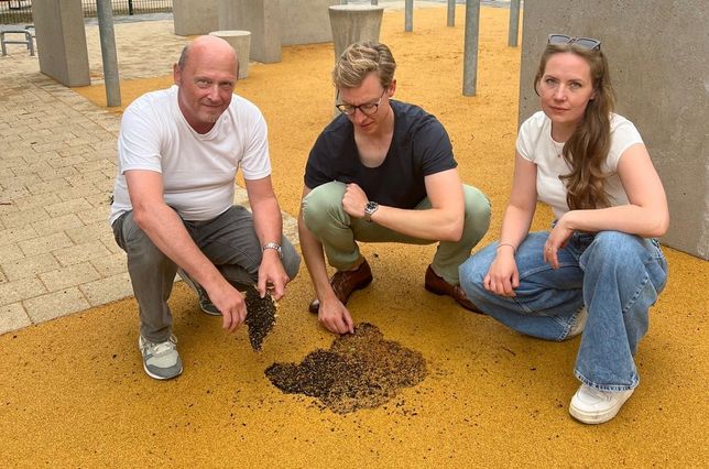Die SPD-Stadtbezirksbeiräte Michael Kunath, Christian Kreß  und Carmen Neuburg zeigen eine der schadhaften Stellen im Bodenbelag.