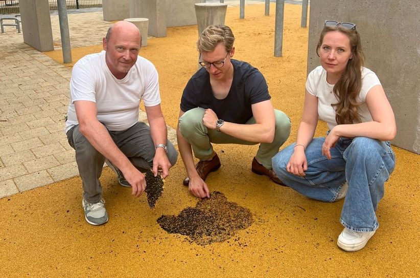 Die SPD-Stadtbezirksbeiräte Michael Kunath, Christian Kreß  und Carmen Neuburg zeigen eine der schadhaften Stellen im Bodenbelag.
