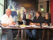 Tim Heilmann, Leiter des Puppentheaters, die Puppenfiguren Tante Martha (Isa Hupe) und Tante Abby (Moritz Trauzettel), der Oberspielleiter Schauspiel, Stefan Wolfram, und die geschäftsführende Dramaturgin Eveline Günther geben Einblicke in die neue Spielzeit.