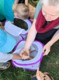»Momo« (re.) lässt mit den Kindern die Schmetterlinge frei.