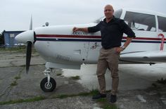 lexander Schlacht, Geschäftsführer der Kamenzer Firma SLS, vor einem neu lackierten Kleinflugzeug.