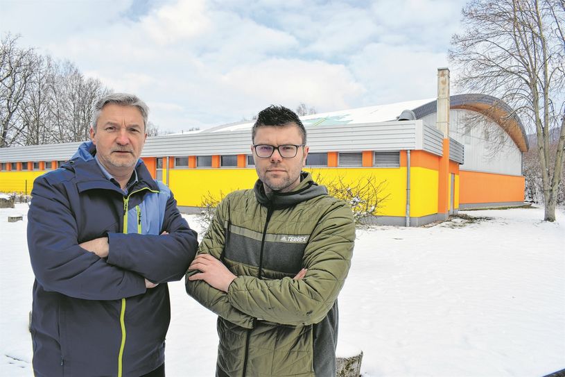 Dr. Udo Mann vom örtlichen Sportverein (links) und Florian Sieber vom Handballverein mussten schnell reagieren, um den Vereinssport aufrecht zu erhalten - mit finanziellen Auswirkungen für die Vereine.