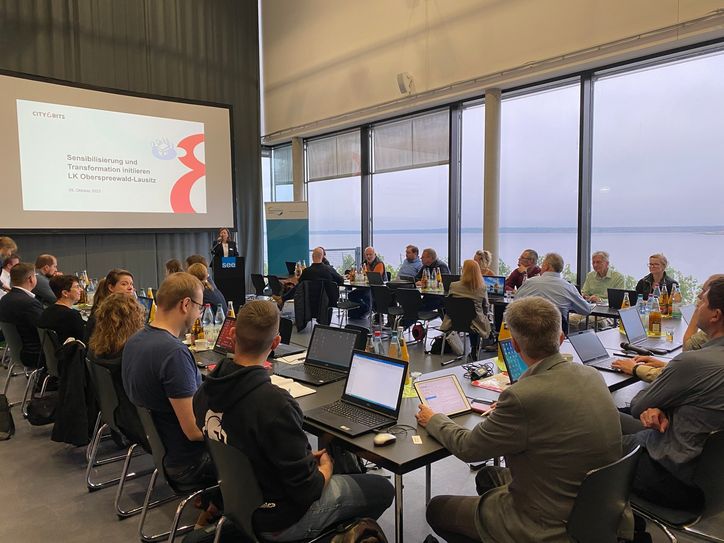 »Smarter« Landkreis OSL: Auftakt zur Entwicklung einer eigenen Digitalstrategie im Haus 3 der IBA-Terrassen in Großräschen mit Vertretern der Kreisverwaltung und Kommunen am 9. Oktober 2023.