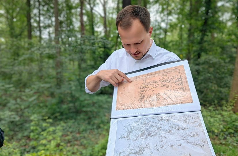 Dr. Wecke zeigt die historischen Sichtachsen aus der Zeit Friedrich Bouché`s - um sie freizugeben, sollen auch hier größere Spitzahornbäume gefällt werden.