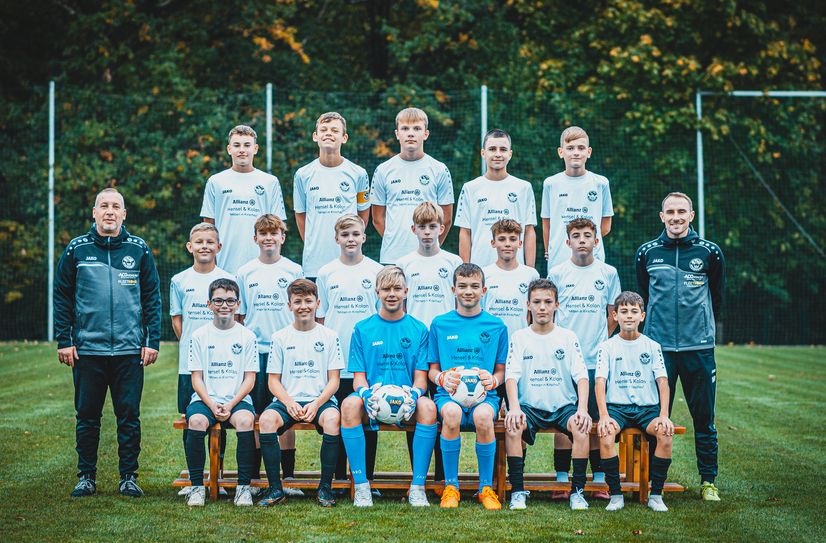 Die U14-Mannschaft: hinten v.l.: Neo Florin Pohle, Milan Jurk, Matej Kober, Ferdinand Stehr, Nico Fritsch; mitte v.l.: Trainer Olaf Kittan, Paul Weidlich, Emil Marrack, Valentin Bresan, Richard Hunger, Luis Stange, Tobi Zieschang, Athletiktrainer Marcus Bunzel; vorn v.l.: Laurin Finn Ritter, Jakob Herzog, Maximilian Noél Behnke, Jannik Maesmans, Jarek Schade, Luke Kirsch; es fehlen: Co-Trainer Martin Kolan, Mohamad Gabriel Al-Ansari, Friedrich Hunger, Ahmad Fouzi Masri, Florian Petter
