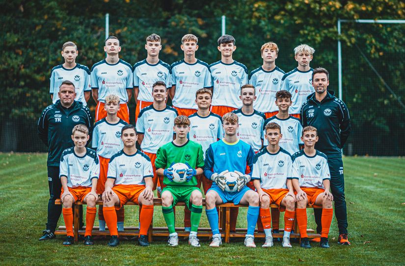 Die U15-Mannschaft: hinten v.l.: Tim-Luca Pötschke, Ole Wockatz, Matej Nuck, Constantin Märcz, Pepe Zint, Kilian Ziesche, Luis Wilm; mitte v.l.: Mannschaftsleiter Ronny Deutscher, Elias Betker, Nik Henry Kohl, Tamino Krönert, Paul Deutscher, Arvin Schulze, Trainer Tadej Ziesche; vorn v.l.: Lenny Bryon, Eddie Bartko, Marius Hübner, Bruno Eichler, Jason Göhlert, Tore Adam; es fehlen: Jean-Luca Eberl, Moritz Karasinsky