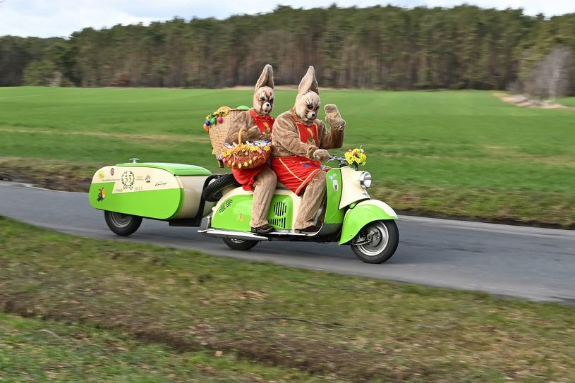Dieter Melzer mit Tochter Karina als Sozia auf dem ostereigrünen Berliner Roller. Foto: Jürgen Männel