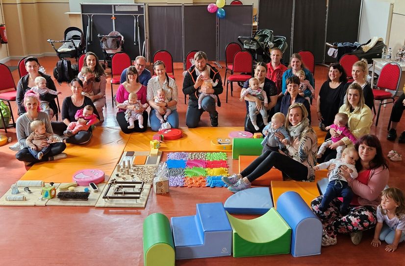Fröhliche Stimmung beim Babyempfang in Welzow, den die jungen Familien nutzten, um untereinander Kontakte zu knüpfen.