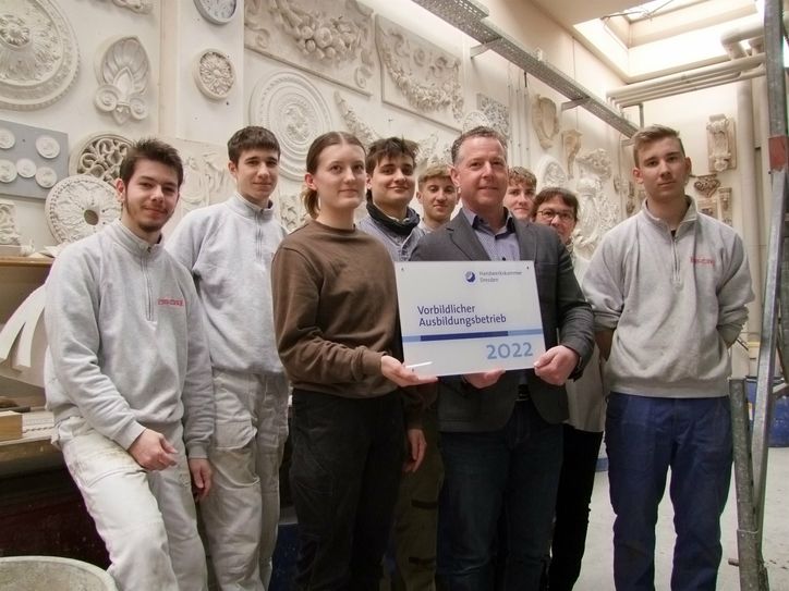 Wieder einmal gab es für die Ottendorfer Firma Fuchs + Girke eine Auszeichnung. Der Betrieb wurde von der Dresdner Handwerkskammer zum »Vorbildlichen Ausbildungsbetrieb 2022« gekürt. Stolz präsentieren Azubis und Geschäftsführer Thomas Stiegler (Mitte) die Plakette der Handwerkskammer.  Foto: Rainer Könen