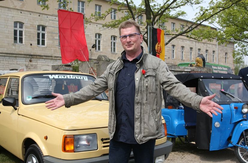 Museums-Chef Conny Kaden mit DDR-Oldtimern.