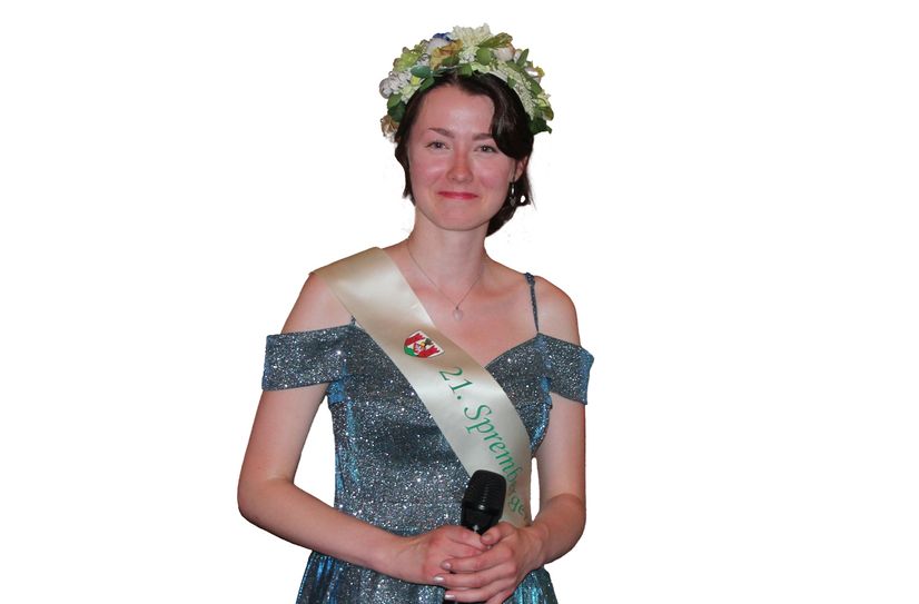 Die noch 19-jährige Lucy Haschik wurde im Schloss Hornow zur neuen Spreenixe ernannt.
