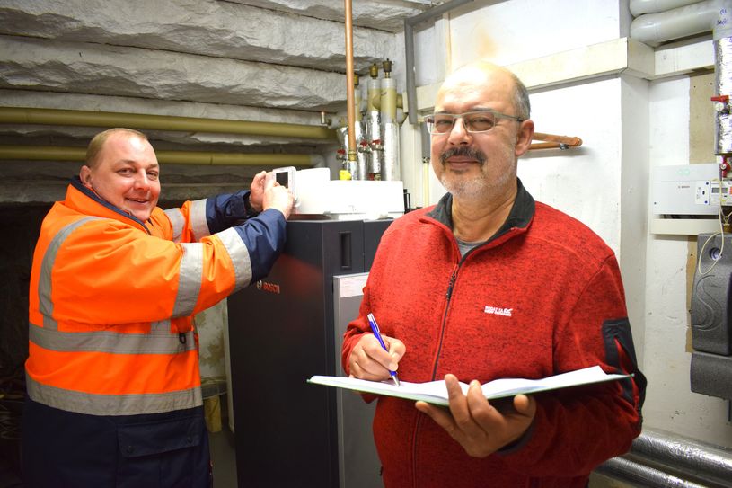 Steffen Gnauck (links) und Marcus Das Gupta sind angehende Energiemanager. Ihre Aufgabe ist es, Einsparpotentiale bei kommunalen Gebäuden zu erkennen.