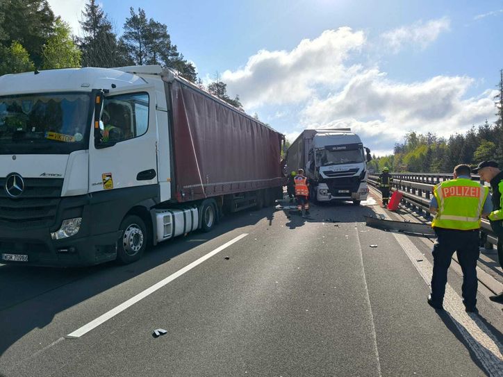 Heute morgen kollidierten zwei LKWs auf der A4 miteinander.