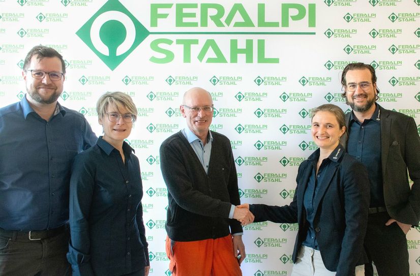 Kai Holzmüller, Feralpi Personalchef, Annekathrin Aurich, Präsidentin SC Riesa, Uwe Reinecke, Werksdirektor Feralpi Stahl, Katja Hänchen, Geschäftsführerin SC und Sebastian Lohse, Vizepräsident SC  (v.l.) besiegeln die neue Kooperation mit dem Handschlag.