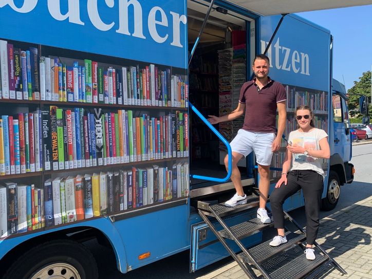 Bibliotheks-Mitarbeiter Thomas Richter und Auszubildende Lara Erler heißen die Gäste im Bautzener Bücherbus willkommen.