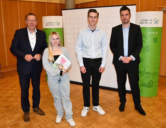 Auszeichnung für die Teilnahme bei AGRARaktiv: Landrat Christian Jaschinski, Lucy Noack, Kay Ritter und Sebastian Rick.