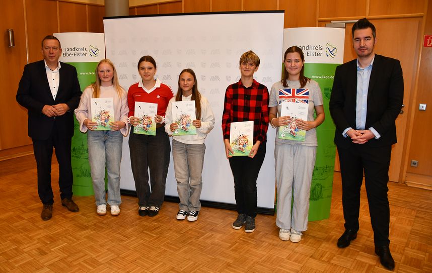 Auszeichnung im Bereich Fremdsprachen: Landrat Christian Jaschinski, Eva Deininger, Annegret Lortz, Lucy Opitz, Lea Franzke, Isabel Oertel sowie Sebastian Rick.