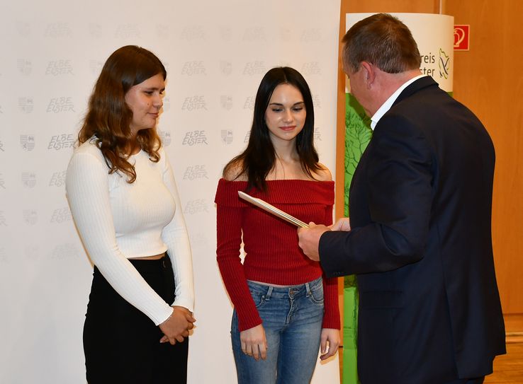 Auszeichnung im Bereich Fremdsprache: Marie Bolze und Julia Hunka mit Landrat Christian Jaschinski