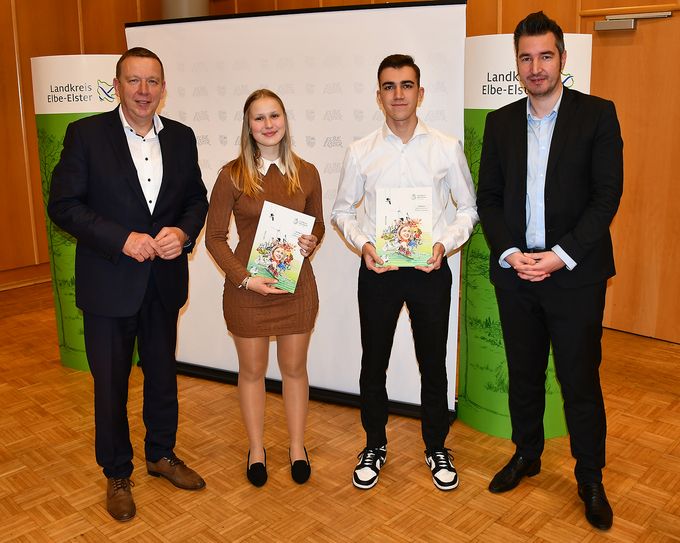 Auszeichnung für die Teilnahme am Jugendwettbewerb »Umbruchszeiten. Deutschland im Wandel seit der Einheit« Landrat Christian mit Jaschinski Lara-Sophie Gnadt und Fabian Braun sowie dem Kreistagsvorsitzenden Sebastian Rick