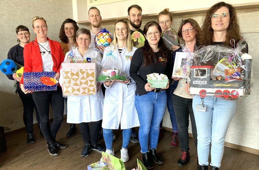 Ein Teil der teilnehmenden WACKER-Mitarbeiter und Arche-Mitarbeiterin Nicole Peukert (vorn, 3. v. re.) bei der Geschenke-Übergabe.