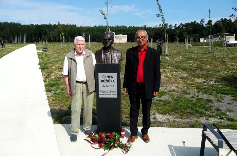 Klaus Fiedler und Miroslav Grajcar legten vor der Büste für den Roma-Aktivisten Cenek Ruzicka Blumen nieder.