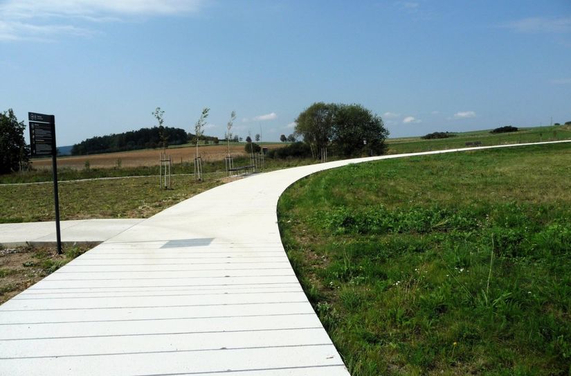 Der Rundweg mit der Anzeige der Toten, deren Namen in Stahlschienen graviert wurden.