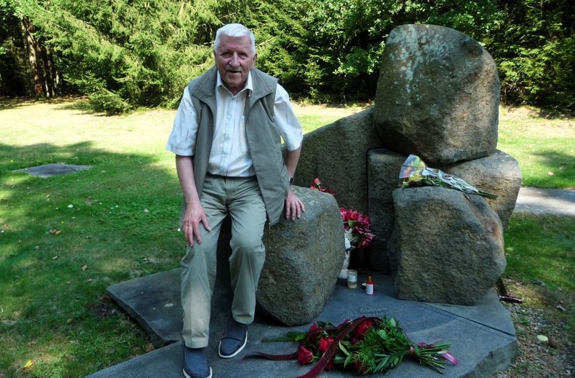 Klaus Fiedler legte Blumen an den alten Gedenksteinen der Roma-Gedenkstätte nieder.