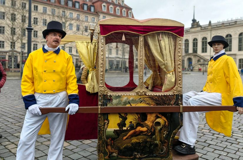Jens Friebel und sein Kollege Heinrich I., genannt der Faule, sorgen überall für Staunen und Lachen, wo sie mit ihrer Sänfte auftauchen. So schön kann Geschichte sein.