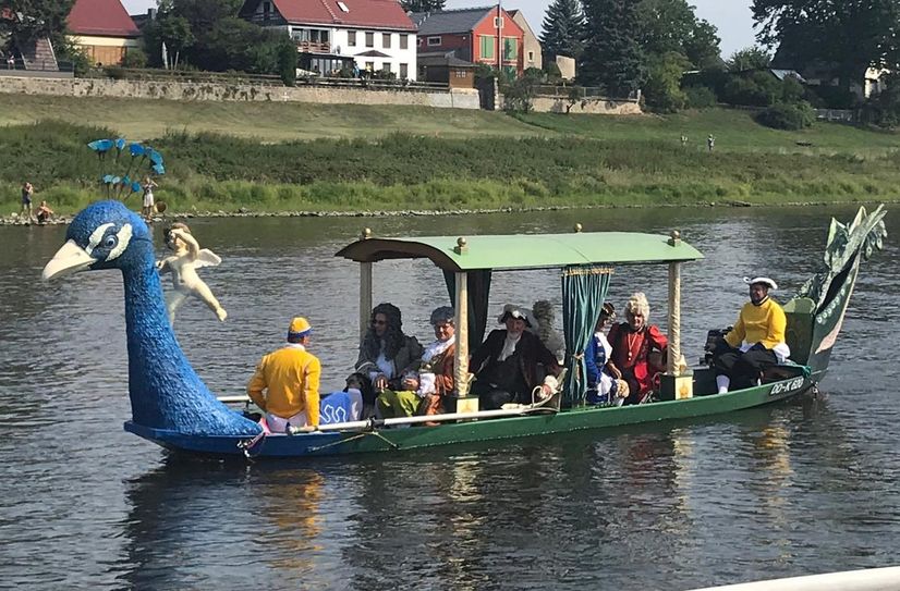 Die Pfauengondel, hier auf der Elbe, fährt inzwischen auf dem Dippelsdorfer Teich in Moritzburg.