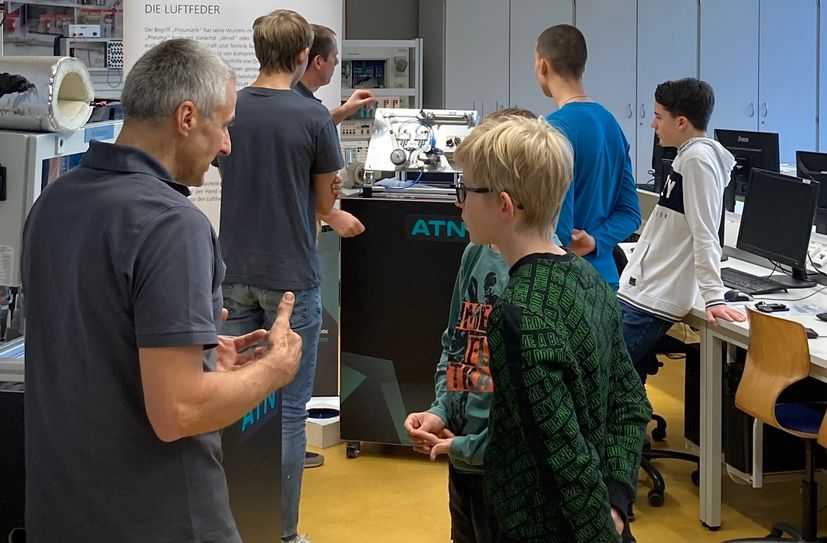 In der Vergangenheit haben sich viele neugierige Schüler beim "Mit-Mach-Tag" über technische beruflicheTätigkeiten informiert.