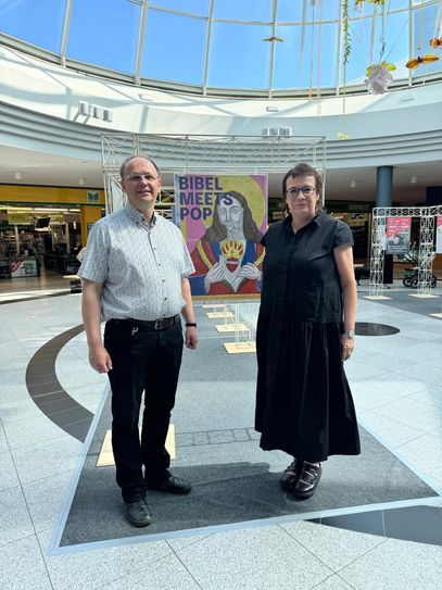 Pfarrer Robert Marnitz und Sylke Schulz-Apelt, Centermanagerin des Lausitz Parks bei der Eröffnung der Ausstellung.