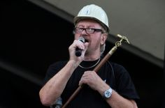 DJ Siggi Berger, ein ehemaliger Bergmannskumpel, unterhält das Publikum in Obervogelgesang.
