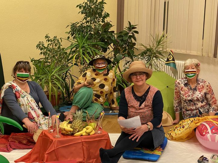 Birgit Walter-Goers, Marlies Siegert, Carmen Jahn und Christine Bartsch (von links) bei Filmaufnahmen zur Vorbereitung des Weltgebetstages, der in den Inselstaat Vanuatu führt. Foto: Franziska Dorn