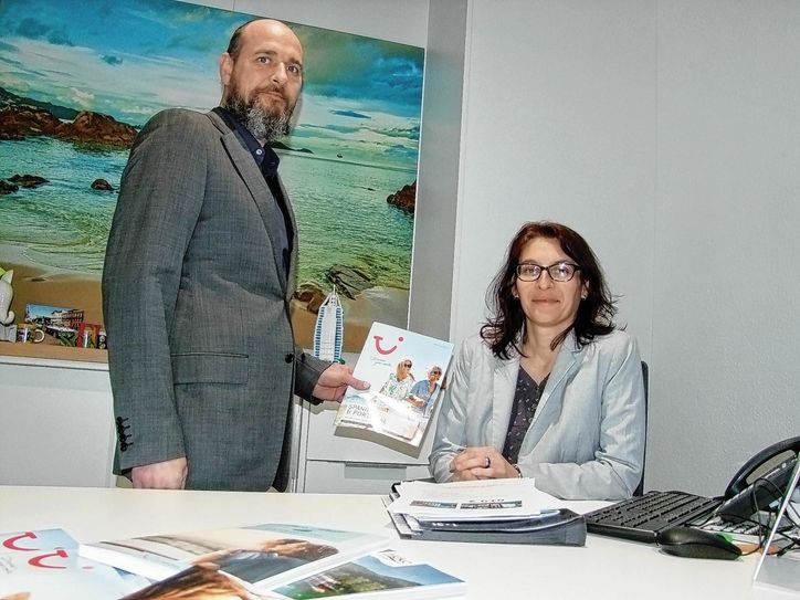 Im Radeberger TUI-Reisebüro von Doreen Thämelt, hier mit Mitarbeiter Sven Rolle, schaut man mit vorsichtigem Optimismus auf die kommenden Sommermonate. Foto: Rainer Könen