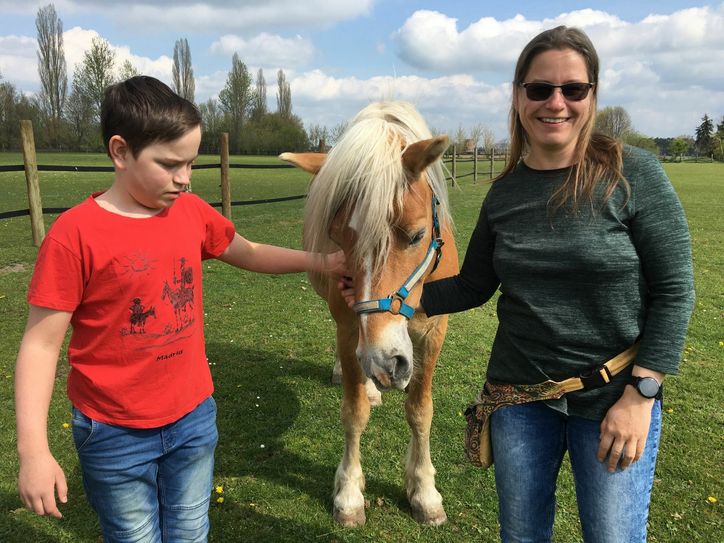 Justin (12) würde sich sehr freuen, wenn er recht bald wieder mit seinen Freunden auf dem Gelände herumtoben könnte. Katharina Engel glaubt, dass es schon in den Herbstferien wieder los gehen könnte (v.l.). Foto:wit