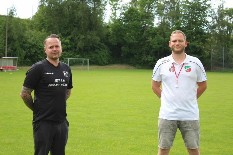 Ronny Seibt (links), Übungsleiter bei den Kickergirls, und Lars Haupt, Projektleiter MINT-Sportler und Übungsleiter G-Junioren, vom SV Ludwigsdorf 48. Foto: T. Keil