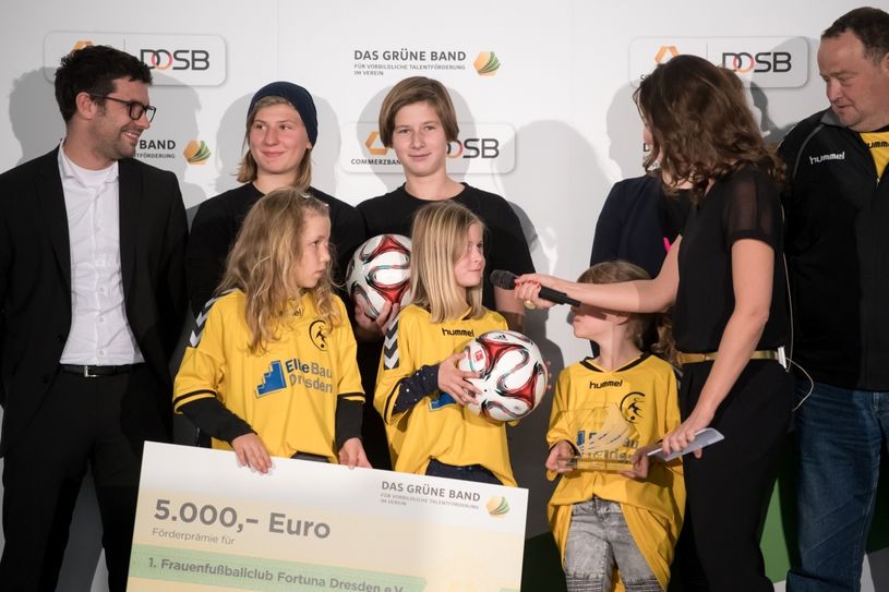 Das „Grüne Band für vorbildliche Talentförderung“ erhielt in Dresden der 1. Frauenfußballclub Fortuna Dresden... Foto: Picture Alliance