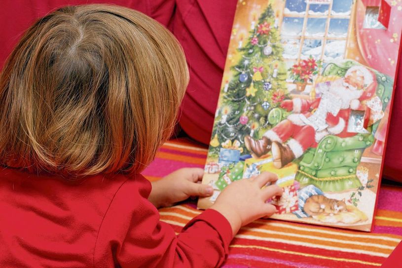 Wollen Sie, liebe WochenKurier-Leser, Kinderaugen zum Strahlen bringen? Dann beteiligen Sie sich an der Aktion und füllen ein Weihnachtspäckchen. Foto: lagom/fotolia