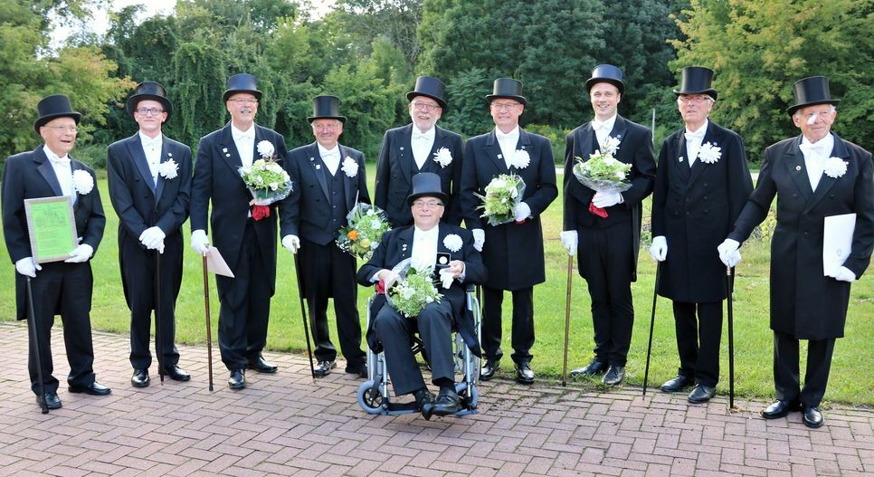 Immer mit Double, für den Fall der Fälle: Günter Behla, Benjamin Peter, Hartmut Neumann, Peter Heppe, Klaus Rippe, Klaus Mayer, Jonas Gallin, Udo Scheibe, Günter Figur und Horst Radlach (vorn). Es fehlt Rainer Fähnel. Foto:ws