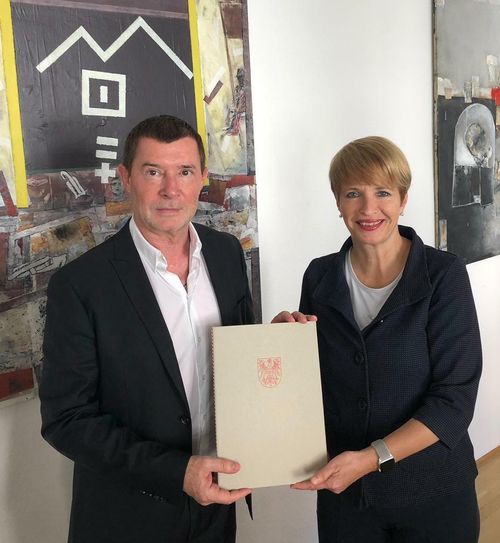 Stephan Märki und Kulturministerin Martina Münch unterzeichneten den Vertrag. Foto:MWFK
