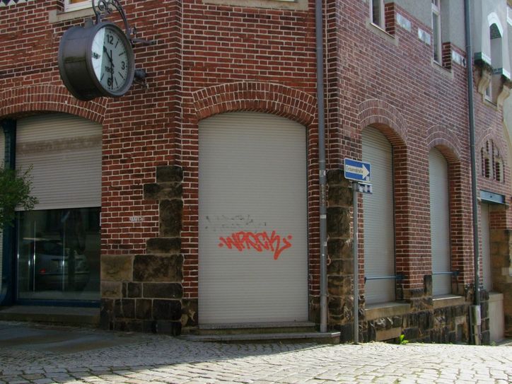 Verbarrikadiert und wenig einladend: In Radebergs Innenstadt stehen mittlerweile etliche Läden leer. Das schreckt Stadtbesucher ab und zieht Graffiti-Sprayer an. Foto: rk