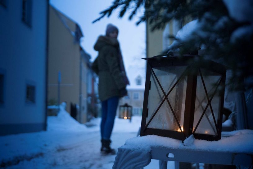 Im Advent werden Lichtelführungen durch Pirnas Altstadt angeboten.