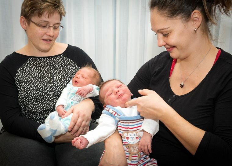 Die beiden Weihnachtsbabys Railey (r.) und Ole (l.) schlummern friedlich in den Armen ihrer Mütter und erblickten am 24. und 25. Dezember das Licht der Welt im Herzberger Kreißsaal. Foto: EEK/Die Piktografen