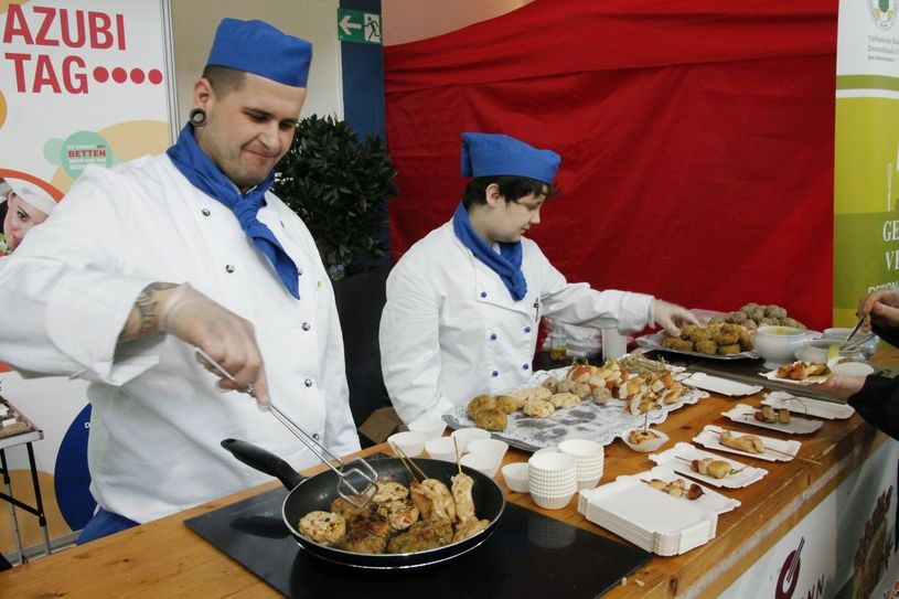 Impressionen der IMPULS 2016. Auch in diesem Jahr lockt sie wieder mit reichlich Ausbildungs- und Jobangeboten in die Messehallen - am 6. und 7. Januar. Foto: jho
