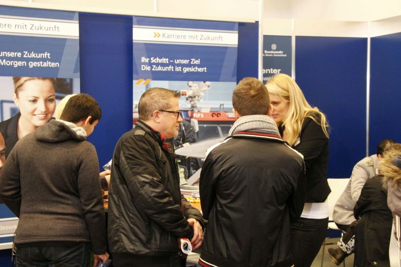 Impressionen der IMPULS 2016. Auch in diesem Jahr lockt sie wieder mit reichlich Ausbildungs- und Jobangeboten in die Messehallen - am 6. und 7. Januar. Foto: jho