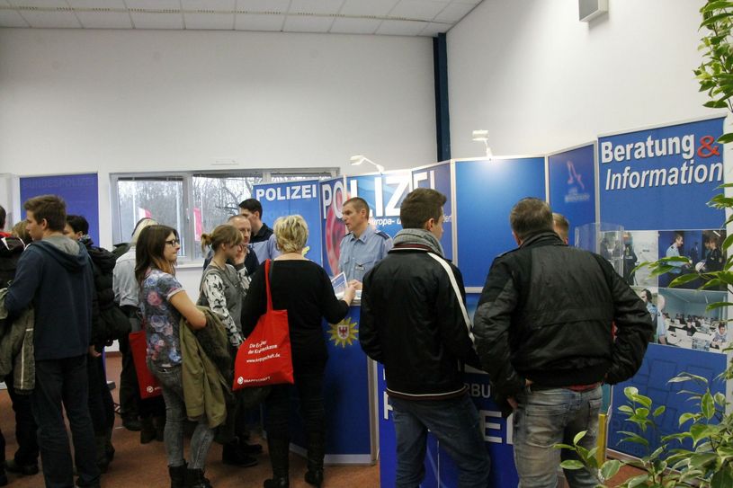 Impressionen der IMPULS 2016. Auch in diesem Jahr lockt sie wieder mit reichlich Ausbildungs- und Jobangeboten in die Messehallen - am 6. und 7. Januar. Foto: jho