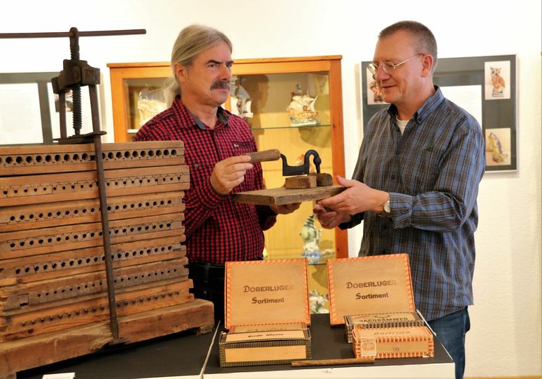 Gemeinsam mit Museumsleiter Dr. Hanslok präsentiert Frank Mende Werkzeug. Foto: Weser