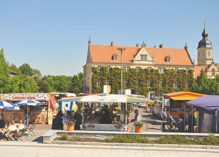 Reges Markttreiben soll die Innenstadt beleben. Auch dafür wurde der Rathausplatz im Sommer saniert und die Sanitäranlagen für die Händler verbessert. Die Besucher bekommen mehr Parkplätze. Foto: Farrar